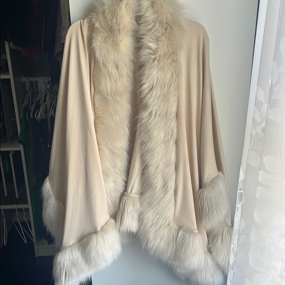Ultra soft Cream Poncho with Plush Faux Fur Trim very elegant and warm! - Picture 1 of 1